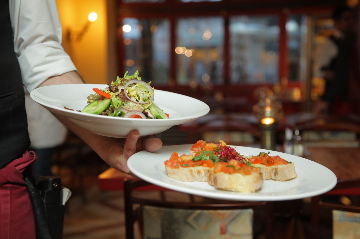 Cena corporativa elegante servida en mesa